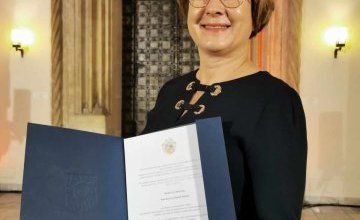 Dyrektor Siódemki z medalem od prezydenta Wrocławia