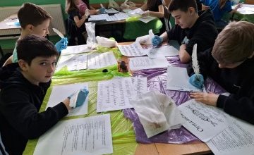 Lekcja historii w stylu średniowiecznym – Klasa 5a zamieniła salę w scryptorium