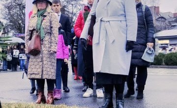 Klasa 6a na miejskich obchodach Narodowego Dnia Pamięci Żołnierzy Wyklętych