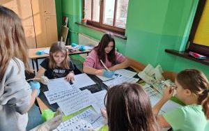 Lekcja historii w stylu średniowiecznym – Klasa 5a zamieniła salę w scryptorium (3)