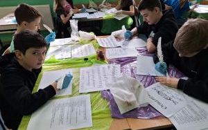 Lekcja historii w stylu średniowiecznym – Klasa 5a zamieniła salę w scryptorium (4)