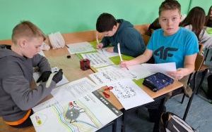 Lekcja historii w stylu średniowiecznym – Klasa 5a zamieniła salę w scryptorium (2)