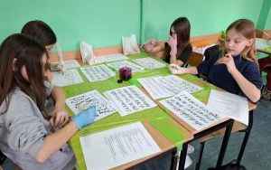 Lekcja historii w stylu średniowiecznym – Klasa 5a zamieniła salę w scryptorium (1)