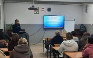 Spotkanie rodziców klas 8 z przedstawicielem Policji w SP7 w Oleśnicy (4)