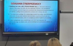 Spotkanie rodziców klas 8 z przedstawicielem Policji w SP7 w Oleśnicy (3)