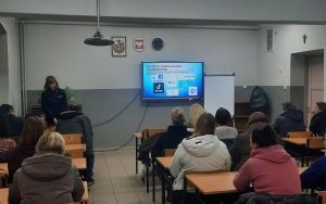 Spotkanie rodziców klas 8 z przedstawicielem Policji w SP7 w Oleśnicy (2)