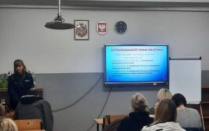 Spotkanie rodziców klas 8 z przedstawicielem Policji w SP7 w Oleśnicy (1)