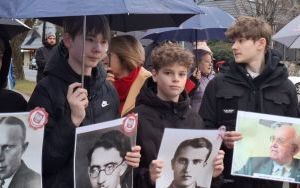 Uczniowie Szkoły Podstawowej nr 7 w Oleśnicy na miejskich obchodach Narodowego Dnia Pamięci Żołnierzy Wyklętych (3)