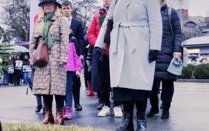 Klasa 6a na miejskich obchodach Narodowego Dnia Pamięci Żołnierzy Wyklętych (4)
