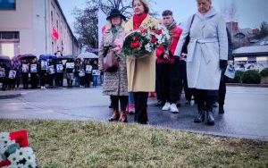 Klasa 6a na miejskich obchodach Narodowego Dnia Pamięci Żołnierzy Wyklętych (3)