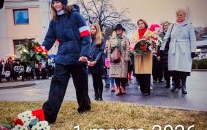 Klasa 6a na miejskich obchodach Narodowego Dnia Pamięci Żołnierzy Wyklętych (2)