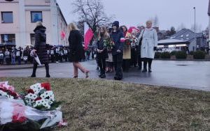 Klasa 6a na miejskich obchodach Narodowego Dnia Pamięci Żołnierzy Wyklętych (1)